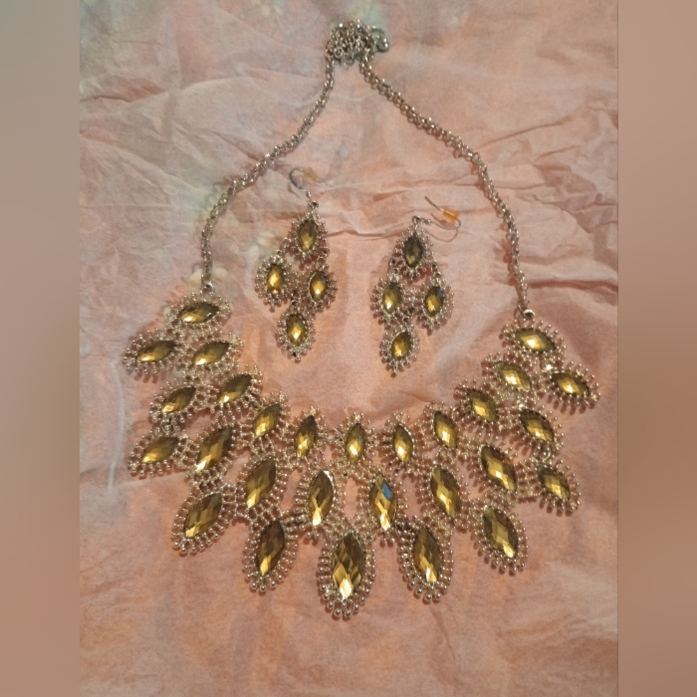 Gold Oval Textured Necklace with Leaf Design